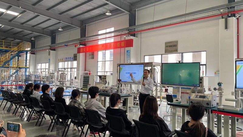 车用工程塑料材质：性能与选择的考量**